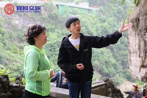 图为向俊(左二)为央视著名制片人、主持人鞠萍(左一)介绍三游洞景区